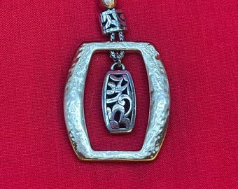 Collar con medallón de oro martillado de Brighton