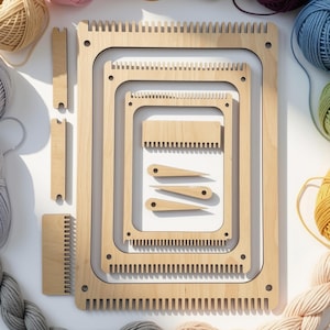 Op de afbeelding: Een set van drie in elkaar passende rechthoekige houten weefgetouwen met ingekeepte randen, vergezeld van twee aparte rechthoekige weefkammen, drie puntige houten weefnaalden en twee lange rechthoekige zijsteunstangen.