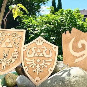 Zelda Sheilds, Deku Sheild, Hyrule, Hero shield. Wooden Zelda shields, Replicas, Cosplay, Zelda, Display Ornaments
