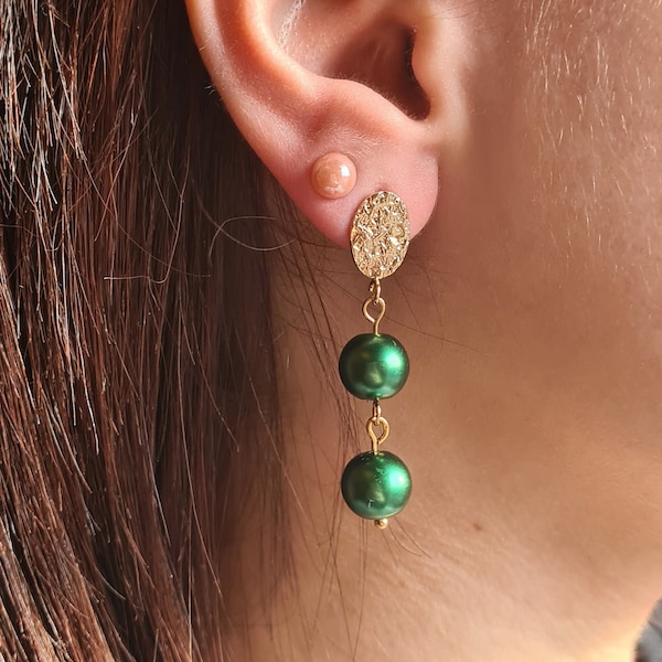 Boucles d'oreilles élégantes avec perles en verre nacrées et puce d'oreille en plaqué or