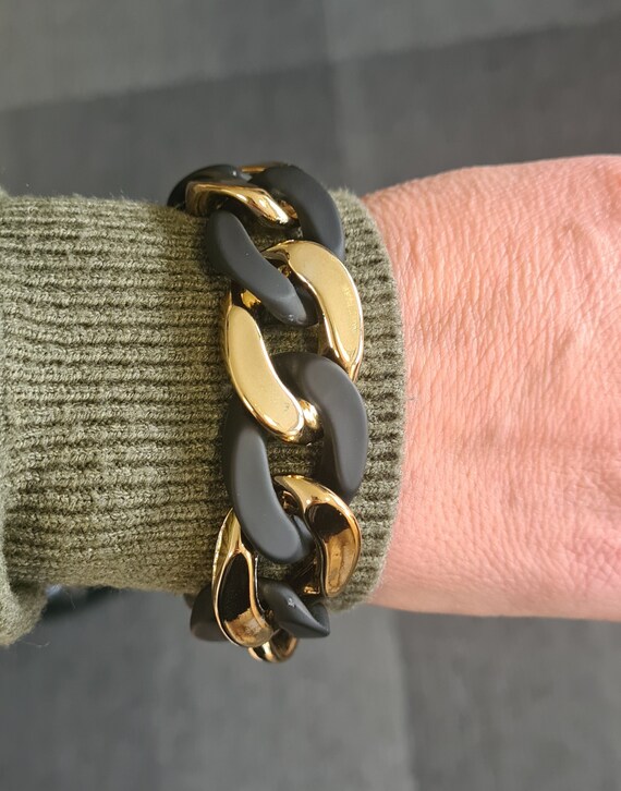 T shop shaped bracelet