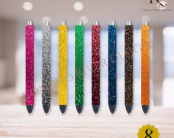 Könnte beinhalten: Ein Satz von acht Glitzer-Stiftverpackungen in verschiedenen Farben, darunter Pink, Silber, Gelb, Grün, Rot, Blau, Braun und Orange. Die Stiftverpackungen sind in einer Reihe auf einer Holzoberfläche angeordnet. Pen Wraps Bundle - PNG Downloadable File.