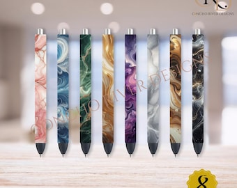 Op de afbeelding: Een bundel van acht penwraps met unieke ontwerpen. Elke penwrap heeft een ander wervelend patroon in kleuren als roze, blauw, groen, goud, paars, grijs, bruin en zwart. De tekst "Pen Wraps Bundle - PNG Downloadable File" staat onderaan.