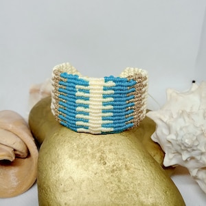 Handmade macrame bracelet in turquoise, white and gold cord. For all occasions, boho style, bohemian style, beautiful and unique gift.