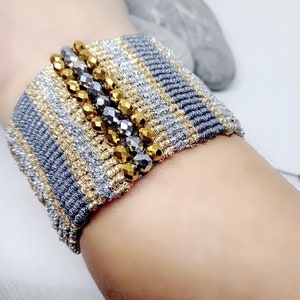Pulseira macramê em cordão prateado, dourado e cinza com cristais.