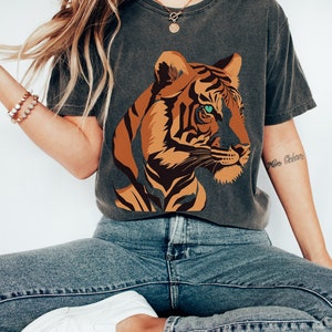 Tiger Shirt Comfort Colors Vintage, Oversized Tiger Tee Trendy Boho Tiger T-shirt Tiger Retro Graphic Shirt Wild Animal Tee Aesthetic Style