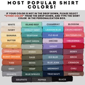 Pu&ograve; includere: Immagine che mostra una tabella colori per camicie, con una variet&agrave; di tonalit&agrave; come bianco, blu, rosa e verde. Il testo in alto recita "MOST POPULAR SHIRT COLORS!" e fornisce istruzioni.