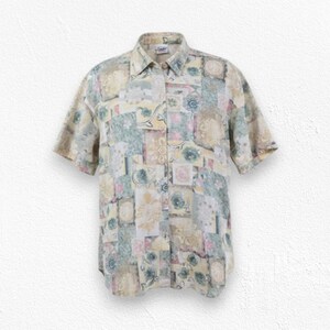 Könnte beinhalten: Kurzärmeliges Hemd mit Patchwork-Design. Das Hemd hat einen Kragen und einen einzelnen Knopfverschluss. Das Muster umfasst Quadrate mit floralen und geometrischen Designs in Pastellfarben wie Beige, Grün und Rosa.
