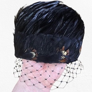 1940s Vintage Black Feather Fascinator Hat with Veil – Elegant Mid-Century Millinery, Classic Retro Evening or Cocktail Headpiece