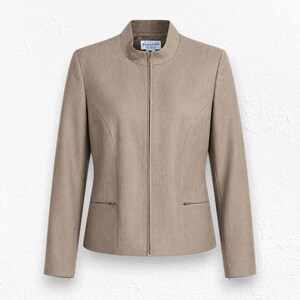 Puede incluir: Una chaqueta color canela con cremallera, cuello alto y mangas largas. La chaqueta presenta una cremallera vertical central, dos bolsillos horizontales con cremallera en la cintura y una etiqueta de la marca Pendleton en el interior del cuello.