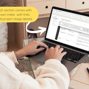 Pu&ograve; includere: Una persona sta lavorando su un computer portatile. Lo schermo mostra un indice di pianificazione del progetto con una tabella e un elenco di dettagli. Il testo sullo schermo recita "Project Planning Index" e "PROJECT PLANNING INDEX".