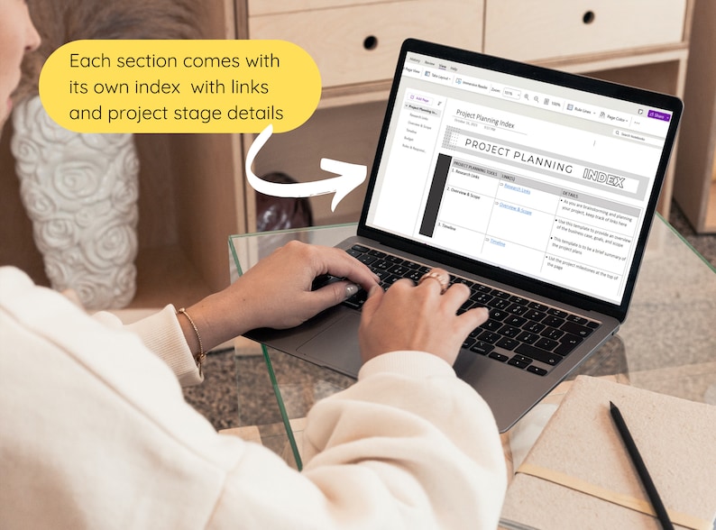 Pu&ograve; includere: Una persona sta lavorando su un computer portatile. Lo schermo mostra un indice di pianificazione del progetto con una tabella e un elenco di dettagli. Il testo sullo schermo recita "Project Planning Index" e "PROJECT PLANNING INDEX".
