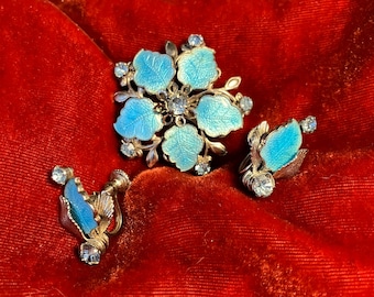 Broche et boucles d'oreilles vintage, ton argenté avec émail bleu et strass, Judy Lee ou Beau Jewels, milieu du siècle