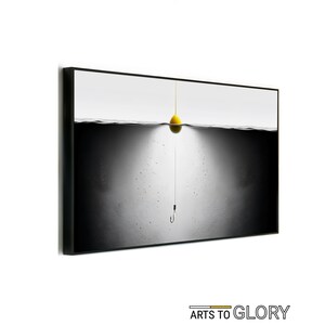 Puede incluir: Un flotador de pesca amarillo cuelga de una línea de pesca con un anzuelo en el extremo, sumergido en agua. El agua es clara por encima de la superficie y oscura por debajo.