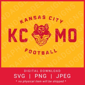 Può includere: Un design grafico rosso e giallo con un lupo dei cartoni animati e il testo "Kansas City KC MO Football" in rosso.