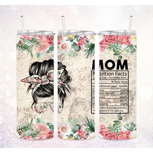 Puede incluir: Un vaso de acero inoxidable con un diseño floral y un gráfico de una mujer con un moño y gafas de sol. El vaso tiene el texto "MOM Nutrition Facts" y una lista de datos nutricionales sobre las madres.
