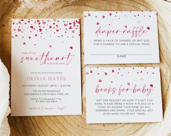 Könnte beinhalten: Rosa-weiße Babyparty-Einladung mit einem Herz-Design und dem Text "Unser kleines Herzchen ist unterwegs". Die Einladung enthält den Namen Olivia Hayes, Datum und Uhrzeit der Party, den Ort und RSVP-Informationen. Es gibt auch zwei Karten für eine Windel-Tombola und eine Buchwunschliste für das Baby.
