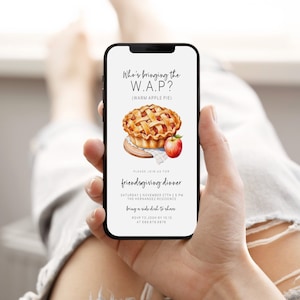 Peut inclure: Un smartphone affichant une invitation numérique pour un dîner de Friendsgiving. L'invitation présente une illustration aquarelle d'une tarte aux pommes et le texte "Qui apporte le W.A.P ? (Warm Apple Pie)". L'invitation indique la date, l'heure, le lieu et demande aux invités d'apporter un plat d'accompagnement.