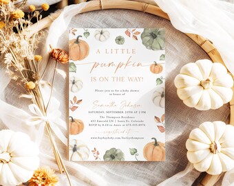 Op de afbeelding: Een uitnodiging voor een babyshower met een pompoenthema. De uitnodiging toont aquarel pompoenen in oranje, groen en wit, met de tekst "A Little Pumpkin Is On The Way!". De uitnodiging is omgeven door decoratieve elementen.