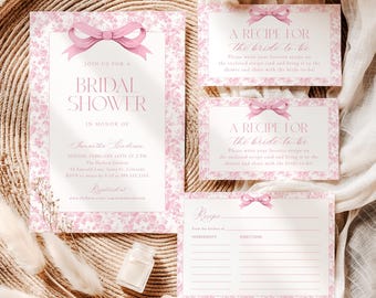 Puede incluir: Una invitación para despedida de soltera y tarjetas de recetas a juego con un borde floral rosa y un lazo rosa. El texto de la invitación dice: Join us for a bridal shower in honor of Samantha Henderson, Sunday, February 14th at 2 PM.