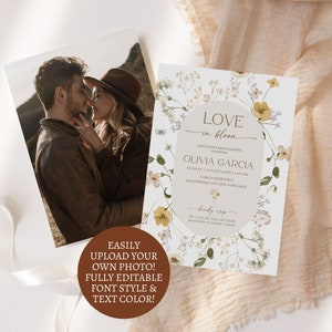 K&ouml;nnte beinhalten: Eine florale Brautduscheinladung mit einem Aquarelldesign mit gelben und wei&szlig;en Blumen. Der Einladungstext lautet "Love in Bloom" und enth&auml;lt den Namen der Braut, Datum, Uhrzeit und Ort. Die Einladung enth&auml;lt auch einen Platzhalter f&uuml;r ein Foto eines Paares.