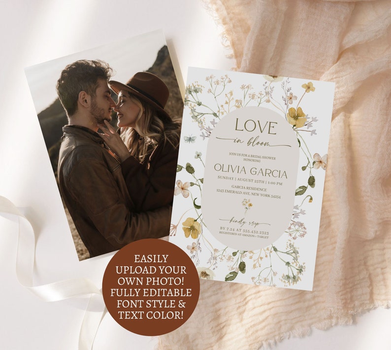 K&ouml;nnte beinhalten: Eine florale Brautduscheinladung mit einem Aquarelldesign mit gelben und wei&szlig;en Blumen. Der Einladungstext lautet "Love in Bloom" und enth&auml;lt den Namen der Braut, Datum, Uhrzeit und Ort. Die Einladung enth&auml;lt auch einen Platzhalter f&uuml;r ein Foto eines Paares.