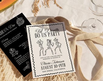 Puede incluir: Dos tarjetas de invitación rectangulares para despedida de soltera con gráficos en blanco y negro. Una tarjeta muestra tres esqueletos bailando y el texto 'Til Death DO US PARTY'. La otra tarjeta enumera un itinerario titulado 'DE Or Die'.