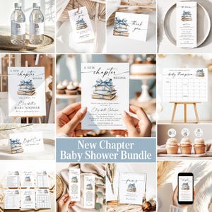 Può includere: Una collezione di articoli di cancelleria per baby shower. Il design presenta una pila di libri legati con un nastro blu. Gli articoli includono inviti, biglietti di ringraziamento, etichette per bottiglie d'acqua e un calendario. Il testo "New Chapter Baby Shower Bundle" è visualizzato.
