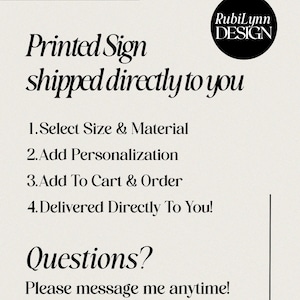 以下が含まれることがあります： RubiLynn DESIGNと書かれた白い情報看板。黒い文字でPrinted Sign shipped directly to you, 1.Select Size & Material, 2.Add Personalization, 3.Add To Cart & Order, 4.Delivered Directly To You!, Questions? Please message me anytime!と記載されています。