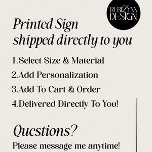 Pu&ograve; includere: Grafica color crema con la scritta "Printed Sign shipped directly to you". Le istruzioni includono la selezione di dimensioni e materiali, l'aggiunta di personalizzazione e l'ordine. Un logo circolare nero recita "RUBIZYNN DESIGN".