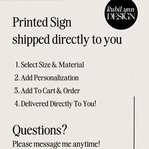 Puede incluir: Gr&aacute;fico color crema con el texto "Printed Sign shipped directly to you." El texto va seguido de una lista de pasos: Select Size & Material, Add Personalization, Add To Cart & Order, y Delivered Directly To You! La imagen tambi&eacute;n incluye el texto "Questions? Please message me anytime!" y un logotipo.