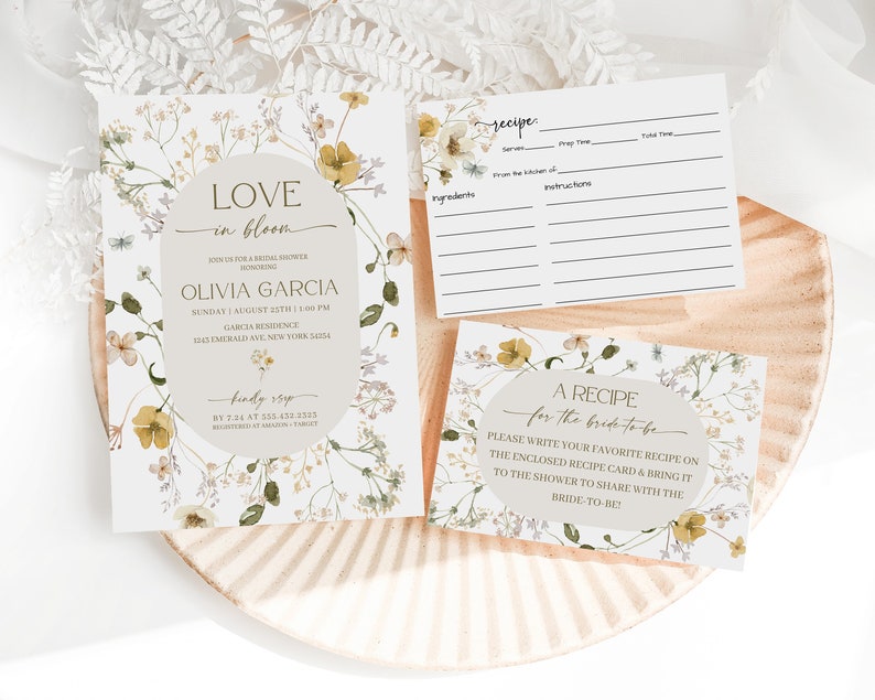 K&ouml;nnte beinhalten: Eine florale Einladung zu einer Brautparty mit dem Text "Love in Bloom" und dem Namen der Braut "Olivia Garcia". Die Einladung enth&auml;lt Datum, Uhrzeit und Ort der Party. Eine Rezeptkarte mit floralem Design und dem Text "A Recipe for the Bride-to-Be" ist ebenfalls enthalten.