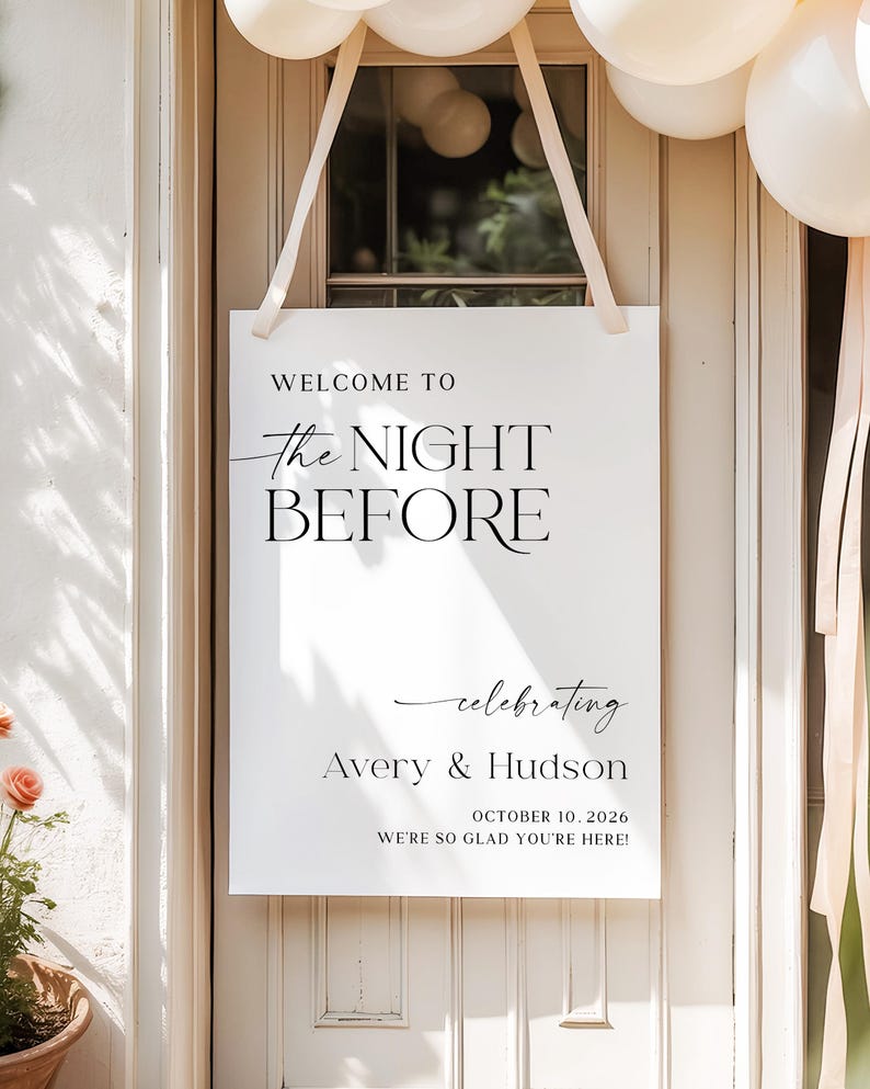 Pu&ograve; includere: Un cartello bianco con la scritta "WELCOME TO the NIGHT BEFORE celebrating Avery & Hudson OCTOBER 10, 2026 WE'RE SO GLAD YOU'RE HERE!" &egrave; appeso a una porta bianca. Il cartello &egrave; sospeso da nastri color crema. Palloncini in alto.