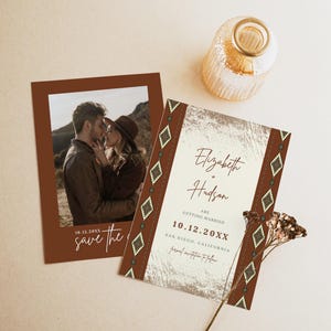 Może przedstawiać: Dwie prostokątne karty save the date z brązową ramką i wzorami w romby. Jedna karta zawiera zdjęcie pary, druga wyświetla tekst Elizabeth and Hudson are getting married 10.12.20XX in San Diego, California.