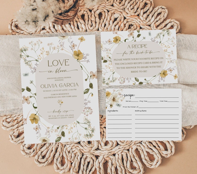K&ouml;nnte beinhalten: Eine florale Einladung zu einer Bridal Shower mit hellbraunem Hintergrund und einem wei&szlig;en Oval mit dem Text "LOVE in bloom" und dem Namen der Braut, Olivia Garcia. Die Einladung enth&auml;lt Datum, Uhrzeit und Ort der Shower. Eine Rezeptkarte mit floralem Design und dem Text "A RECIPE for the bride-to-be" ist enthalten. Die Karte bietet Platz f&uuml;r G&auml;ste, um ihr Lieblingsrezept einzutragen.