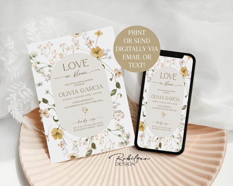 K&ouml;nnte beinhalten: Eine florale Einladung zur Bridal Shower mit einem Aquarelldesign mit gelben und wei&szlig;en Blumen. Die Einladung lautet "Love in Bloom" und enth&auml;lt den Namen der Braut, Olivia Garcia, das Datum und die Uhrzeit der Shower sowie die Adresse. Die Einladung enth&auml;lt auch eine Telefonnummer f&uuml;r die RSVP.