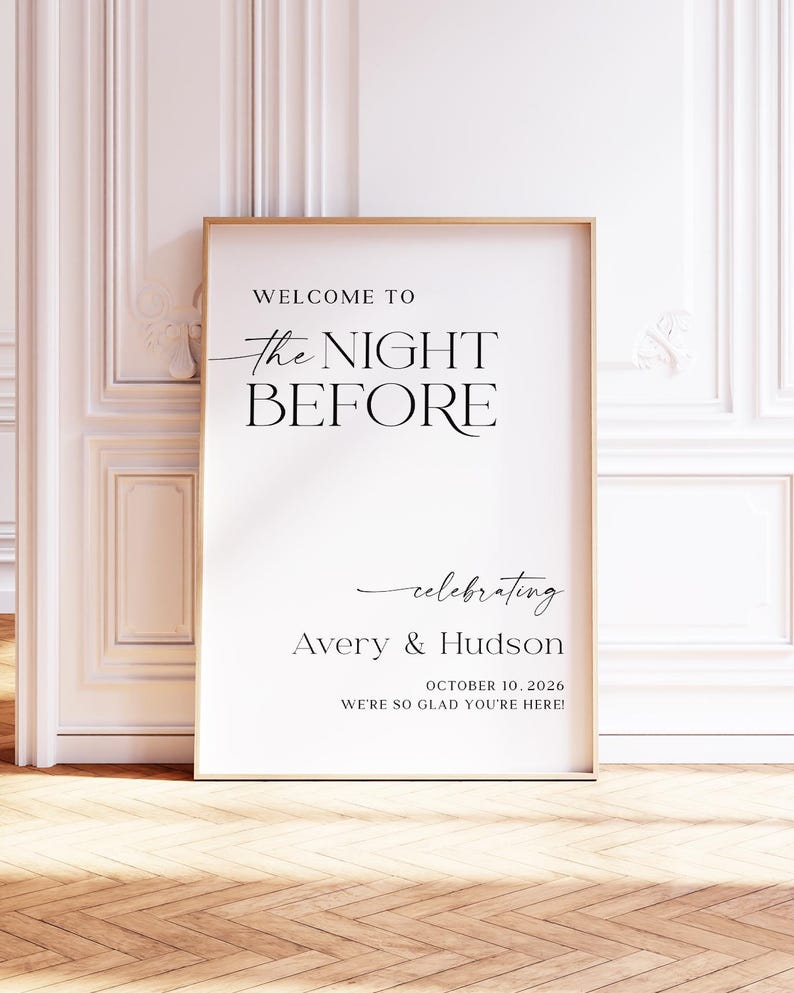 Pu&ograve; includere: Un cartello bianco incorniciato in oro, con la scritta "WELCOME TO the NIGHT BEFORE celebrating Avery & Hudson OCTOBER 10, 2026 WE'RE SO GLAD YOU'RE HERE!" in elegante corsivo nero. Il cartello &egrave; appoggiato a un muro bianco.