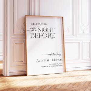 Pu&ograve; includere: Un cartello incorniciato con la scritta "WELCOME TO The NIGHT BEFORE celebrating Avery & Hudson OCTOBER 10, 2026 WE'RE SO GLAD YOU'RE HERE!". Il cartello ha una cornice dorata ed &egrave; appoggiato a un muro bianco.