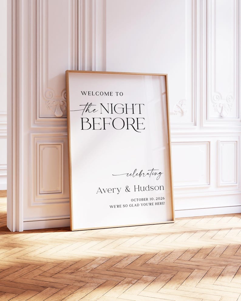 Pu&ograve; includere: Un cartello incorniciato con la scritta "WELCOME TO The NIGHT BEFORE celebrating Avery & Hudson OCTOBER 10, 2026 WE'RE SO GLAD YOU'RE HERE!". Il cartello ha una cornice dorata ed &egrave; appoggiato a un muro bianco.