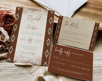 Könnte beinhalten: Ein Hochzeitseinladungsset bestehend aus einer Haupteinladung, einer Detailkarte und einer Antwortkarte. Das Briefpapier hat einen rostfarbenen Rand mit geometrischem Rautenmuster, eine cremefarbene Mitte und verwaschene silbergraue Akzente.