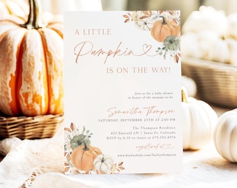 Op de afbeelding: Een uitnodiging voor een babyshower met de tekst "A Little Pumpkin Is On The Way!" in elegant schrift. De kaart toont aquarel pompoenen en bloemaccenten in oranje, groen en crème. Extra tekst bevat de datum, tijd en locatie.