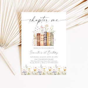 Puede incluir: Una tarjeta de invitación blanca con el texto "chapter one" en escritura elegante. La tarjeta presenta una ilustración de acuarela de una pila de libros con flores y vegetación. También se incluye el texto "Join us to celebrate Samantha's 1st Birthday".
