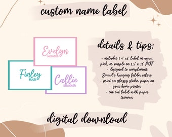 Puede incluir: Tres etiquetas de nombre imprimibles en rosa, aguamarina y morado con los nombres Evelyn Meredith, Finley Hugh y Callie Elizabeth. Las etiquetas están diseñadas para complementar los colores de las carpetas colgantes Smead y miden 3,2 cm x 15,2 cm. El texto "details & tips" incluye instrucciones para imprimir y cortar las etiquetas.