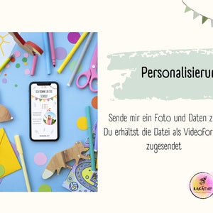 Puede incluir: Un fondo azul con un tel&eacute;fono inteligente que muestra una invitaci&oacute;n colorida para el primer d&iacute;a de escuela de un ni&ntilde;o. La invitaci&oacute;n dice "Ich komme in die Schule!" que se traduce como "&iexcl;Voy a la escuela!" La invitaci&oacute;n tambi&eacute;n incluye una foto de un ni&ntilde;o. El tel&eacute;fono inteligente est&aacute; rodeado de materiales de artesan&iacute;a coloridos, incluidos l&aacute;pices de colores, marcadores, tijeras y juguetes de madera.