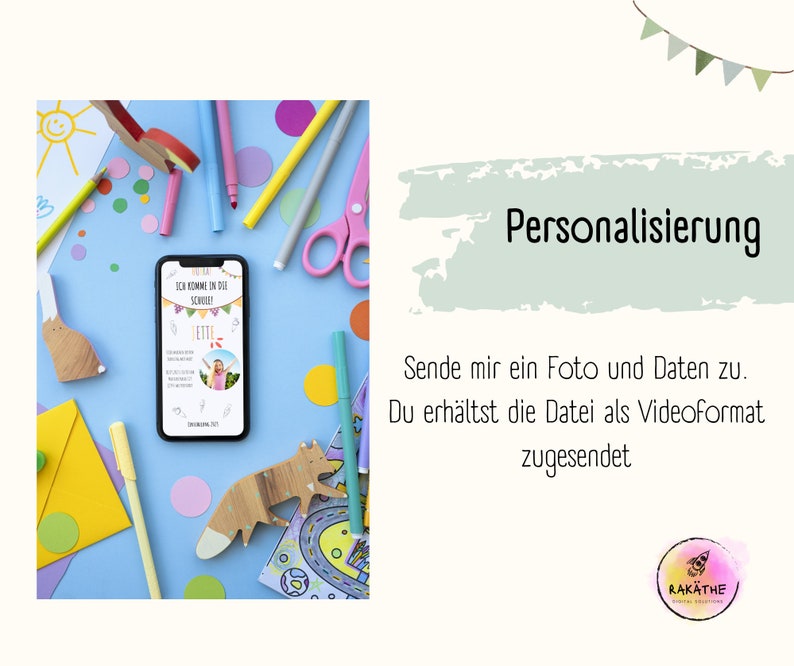 Puede incluir: Un fondo azul con un tel&eacute;fono inteligente que muestra una invitaci&oacute;n colorida para el primer d&iacute;a de escuela de un ni&ntilde;o. La invitaci&oacute;n dice "Ich komme in die Schule!" que se traduce como "&iexcl;Voy a la escuela!" La invitaci&oacute;n tambi&eacute;n incluye una foto de un ni&ntilde;o. El tel&eacute;fono inteligente est&aacute; rodeado de materiales de artesan&iacute;a coloridos, incluidos l&aacute;pices de colores, marcadores, tijeras y juguetes de madera.