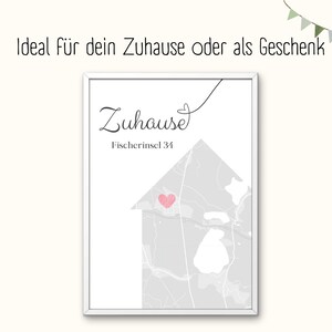 Puede incluir: Una impresi&oacute;n enmarcada en blanco con un mapa gris de un vecindario con forma de casa. El texto "Zuhause" y "Fischersinsel 34" est&aacute; impreso en la impresi&oacute;n. Un coraz&oacute;n rosa est&aacute; en el centro del mapa.