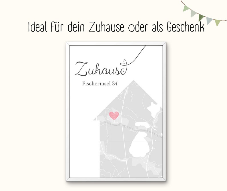 Puede incluir: Una impresi&oacute;n enmarcada en blanco con un mapa gris de un vecindario con forma de casa. El texto "Zuhause" y "Fischersinsel 34" est&aacute; impreso en la impresi&oacute;n. Un coraz&oacute;n rosa est&aacute; en el centro del mapa.