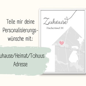 Puede incluir: Una impresi&oacute;n enmarcada en blanco con un mapa gris de un barrio con un coraz&oacute;n rosa en el centro. El texto "Zuhause" est&aacute; escrito en cursiva sobre el mapa y "Fischerinsel 34" est&aacute; escrito debajo del mapa.