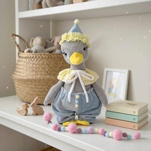 Patrón y tutorial de costura para ganso de estantería. Peluche DIY, juguete de cumpleaños con ropa.