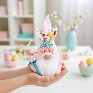 Wzór na uszycie krasnala z wielkanocnym zajączkiem. Samouczek na wykonanie skandynawskiej zabawki w stylu wiosennego kwiatu w formacie PDF.